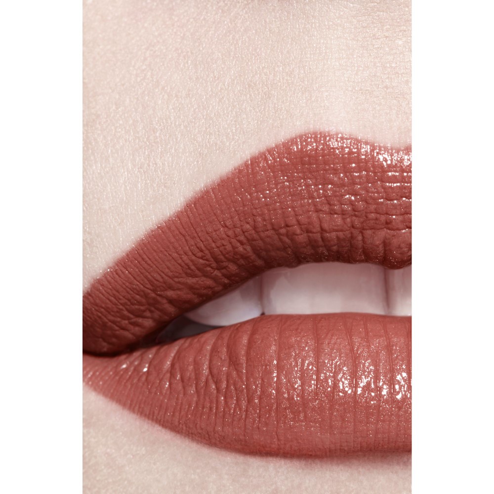 LA BARRA DE LABIOS SATINADA DE LARGA DURACI&Oacute;N, TRATAMIENTO HIDRATANTE Y ALISANTE